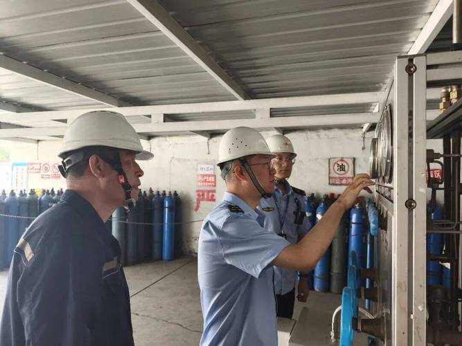 {“title”: “特种设备安全操作规程、应急预案与作业考试咨询指南”, “content”: “\n一、特种设备安全操作规程的核心要点\n\n特种设备涉及生命安全、危险性较大，必须建立并严格执行安全操作规程。以气瓶充装为例，规程应明确 充装前检查（瓶体腐蚀、阀门密封、检验有效期）、充装中控制（禁止超装、控制充装速度、监控压力与温度）、充装后复检（瓶内压力、泄漏检测、充装记录）。其他特种设备（锅炉、压力容器、电梯、起重机械等）均应制定岗位危险源辨识、操作步骤、异常处置、交接班记录等细则，并张贴于作业现场